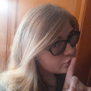 Meet your Posher, Lora